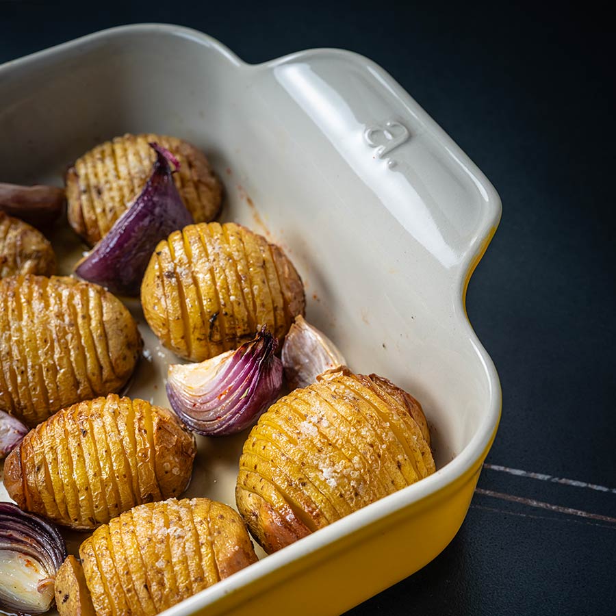 Patata en una fuente de cerámica para horno