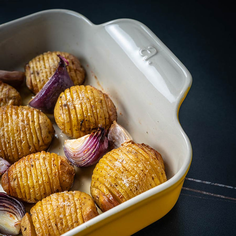 Patata en una fuente de cerámica para horno
