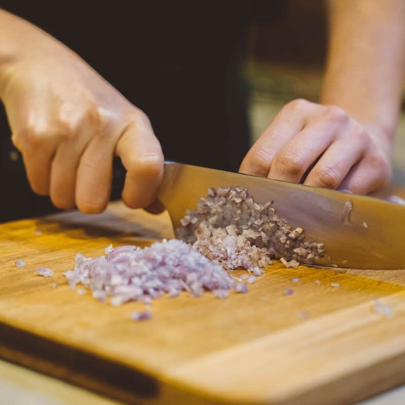 ¿Cómo se sujeta el cuchillo de cocinero? - Atma Kitchenware