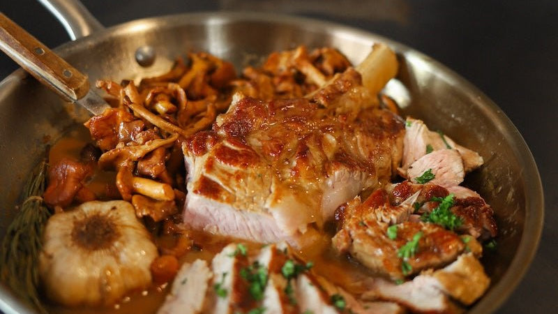 La côte de veau du Limousin aux girolles, en partenariat avec Epicery - Atma Kitchenware