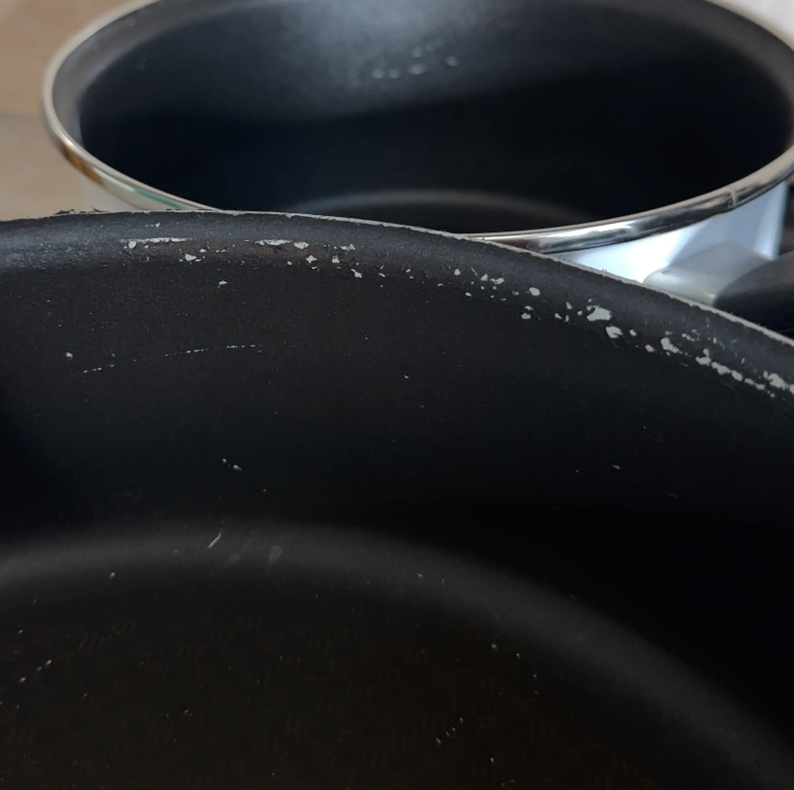 Quels sont les risques liés aux revêtements anti-adhésifs ? - Atma Kitchenware