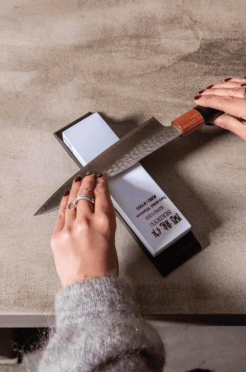 Gyuto-couteau-japonais-pierre-aiguiser-Atma